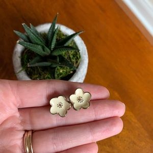 Forever 21 white flower earrings ✨